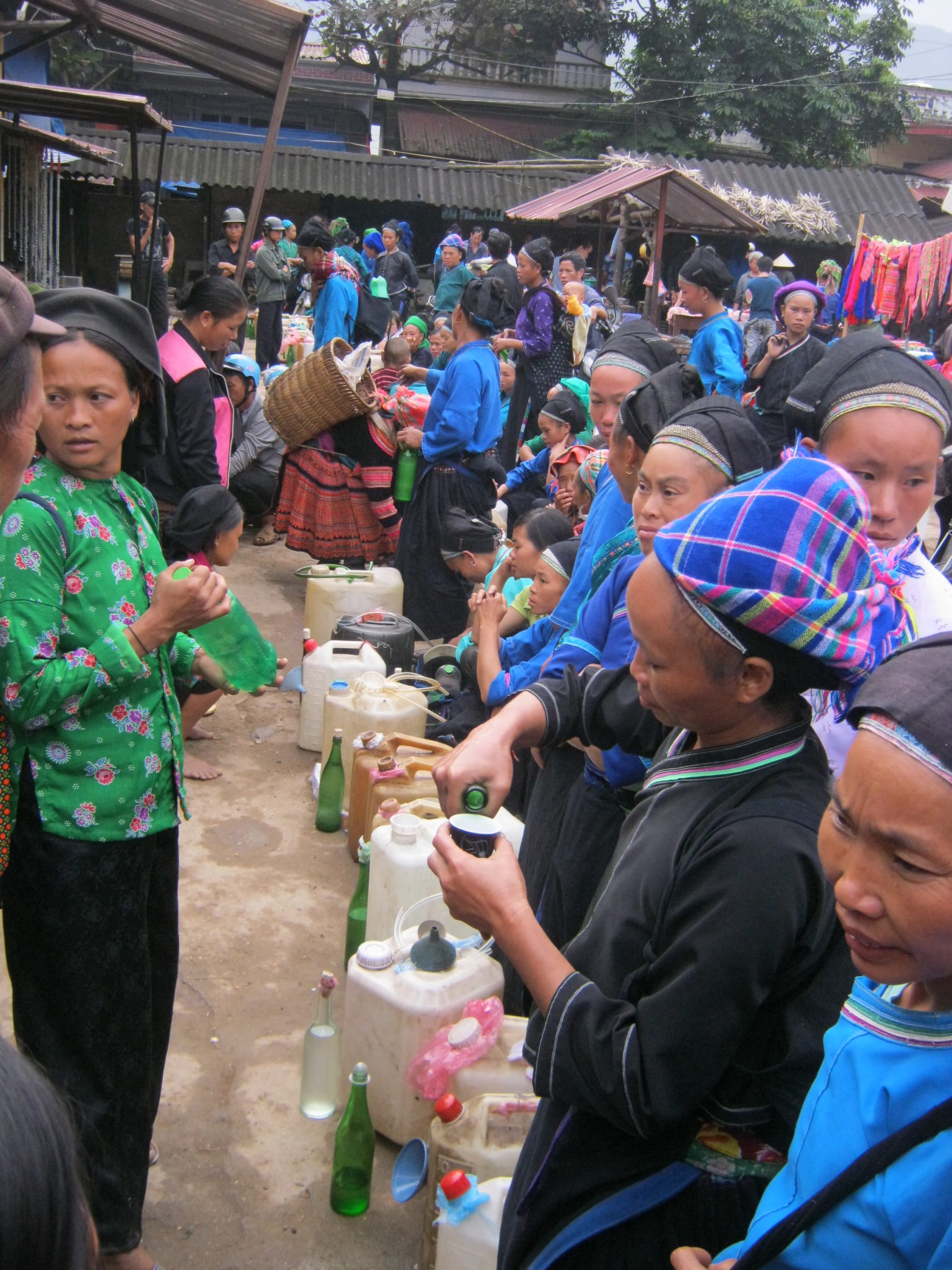 Degustation de l'alcool Marché Xin Man, ou Coc Pai, Ha Giang