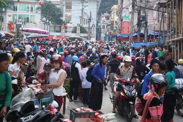La foule au Marché Hoang Su Phi Ha Giang