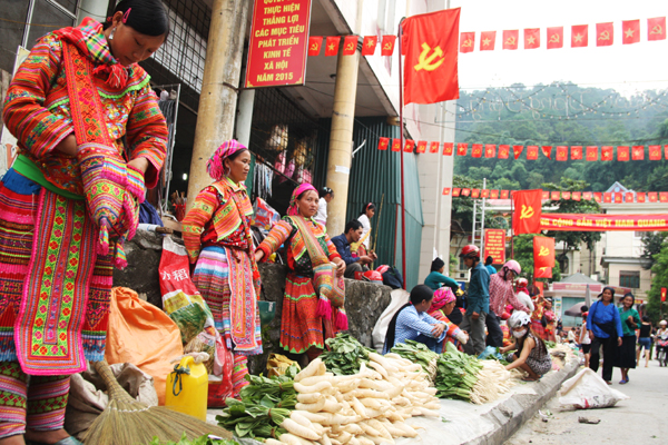 Vendeuses de legumes Marché Hoang Su Phi Ha Giang